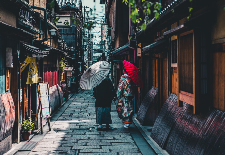 京都の道で男女が歩く姿